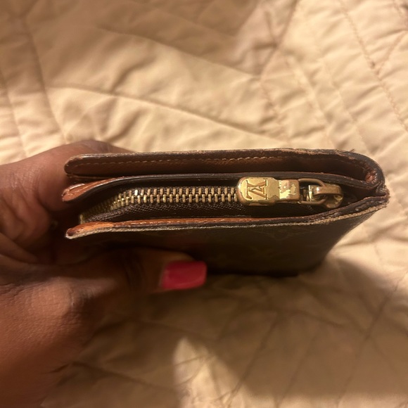 LV WALLET PRETTY GOOD CONDITION CALLOUT ON THE CORNER OF ZIPPER is good - Picture 7 of 8
